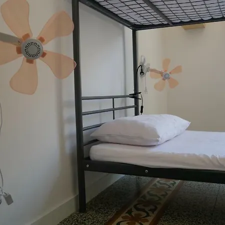 Urban Oasis Hostel *